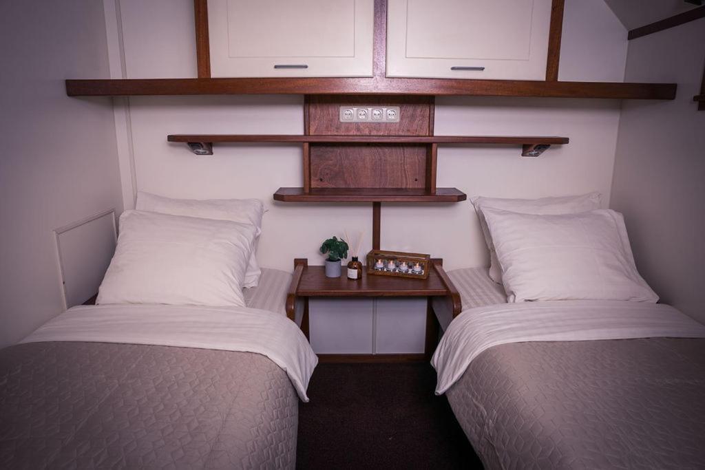 Unique Hotelboat Botel Lena Maria Ámsterdam Exterior foto